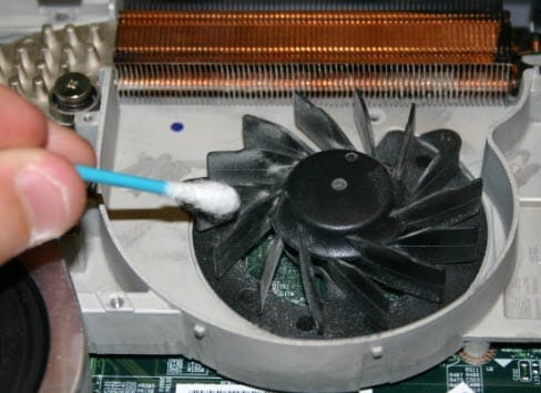 Clean_laptop_cooling_fan